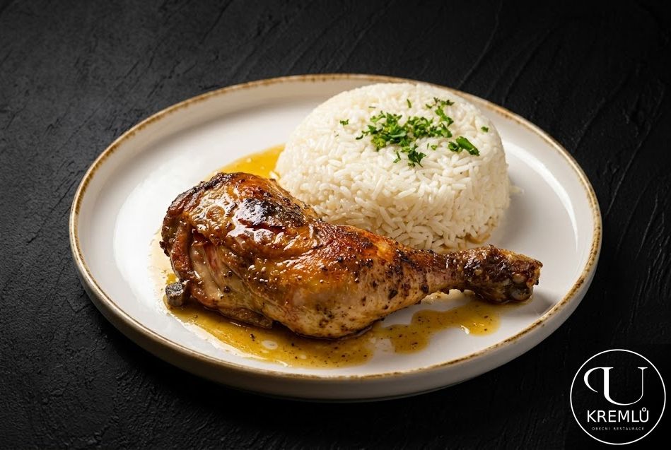 220g Pečené kuřecí stehno, dušená rýže, rajčatový salát